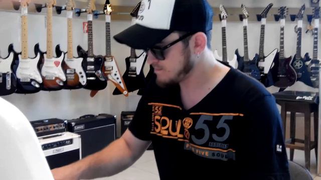 В цуме пробую играть на рояле Пуниш смотреть онлайн