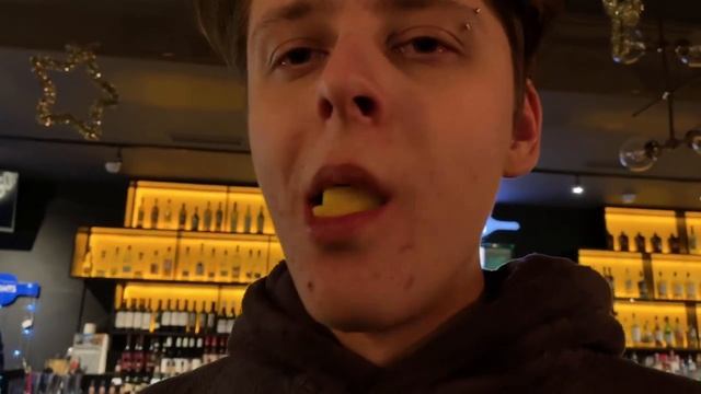 К Андрею подкатывает бухая девушка [ follentass ] смотреть онлайн