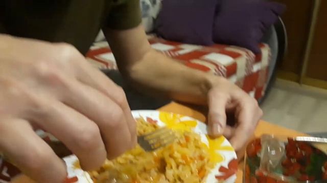 МУКБАНГ / ГОЛУБЦЫ ЛЕНИВЫЕ / Кушает Перец Чили / Компот из груш смотреть онлайн