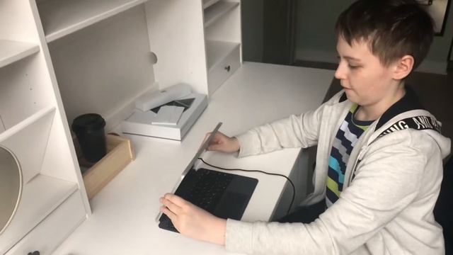 Распаковка Microsoft Surface Go смотреть онлайн
