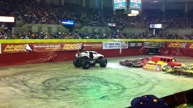 Monster Jam 2011 Monster Mutt's Donut Contest Run смотреть онлайн