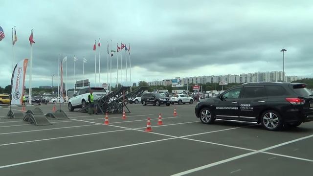 Рендж Ровер на MOSCOW OFF-ROAD SHOW 2015. смотреть онлайн
