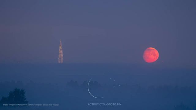 Скользящую по ночному небосводу луну запечатлели в туманном Петербурге смотреть онлайн