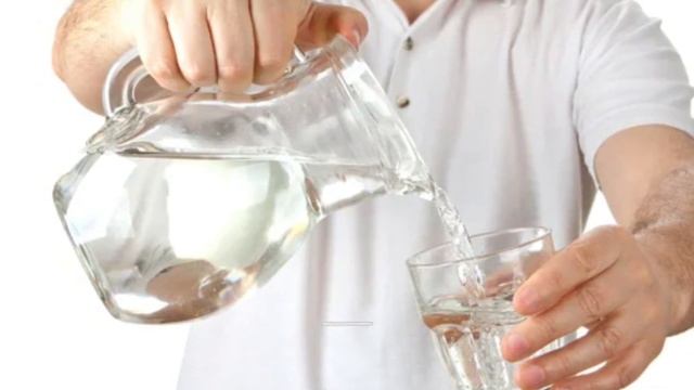 Употребление ТЕПЛОЙ ВОДЫ НАТОЩАК вызывает НЕОБРАТИМЫЕ процессы в организме смотреть онлайн