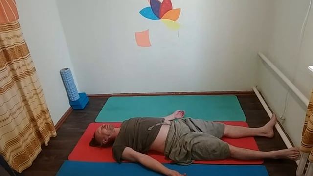 Утренние йога-асаны дома для начинающих ОНЛАЙН. Лучшая утренняя йога перед медитацией. 10.03.23 г. смотреть онлайн