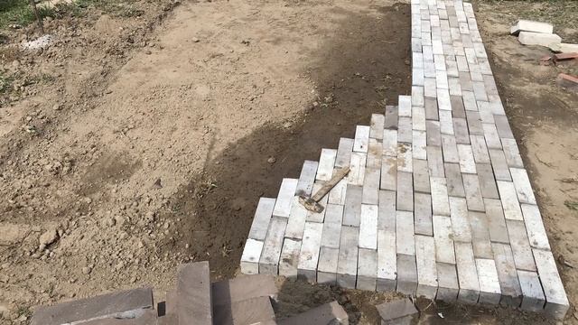 Садовая дорожка и барбекю из строительного мусора (Обрезков кирпича) смотреть онлайн