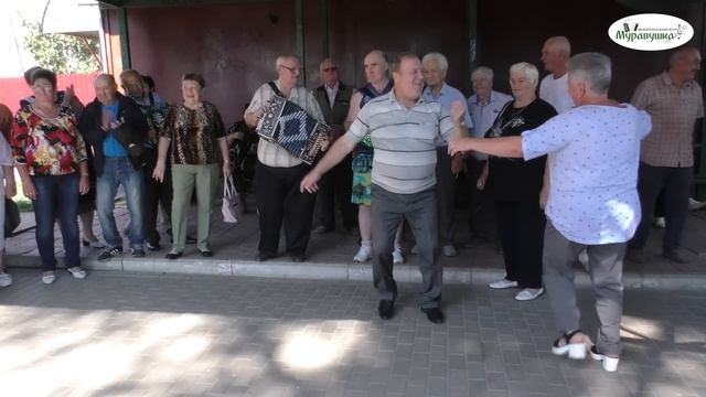 СКВЕР ГАРМОНИСТОВ ГОРОД ОРЁЛ! ВЫХОДНЫЕ В ОРЛЕ! ЧАСТУШКИ ПОД ГАРМОНЬ! Пой гармонь, звени душа! смотреть онлайн