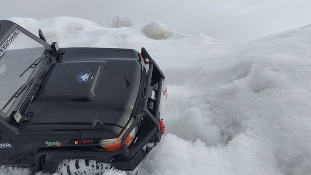 Это нереально! Как он едет по снежным горам, Toyota Land Cruiser-70. Rgt ex86190 смотреть онлайн