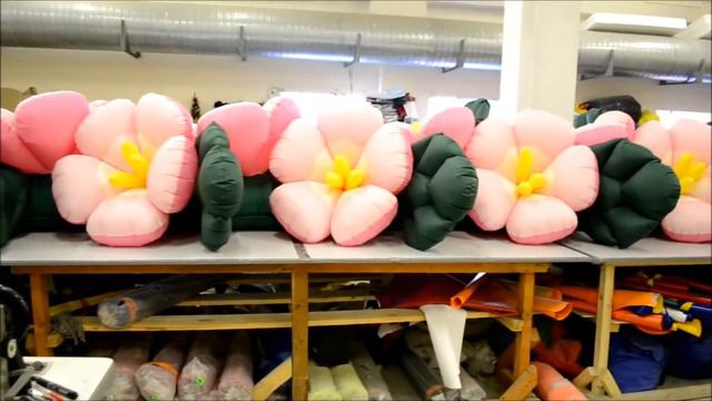 Дорожка из надувных цветов смотреть онлайн