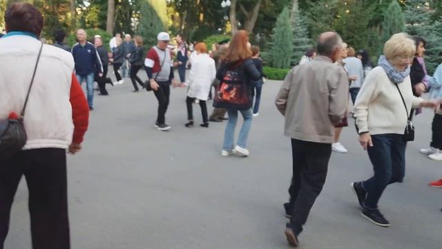 Харьков,танцы в парке;"Меня не забывай!" смотреть онлайн