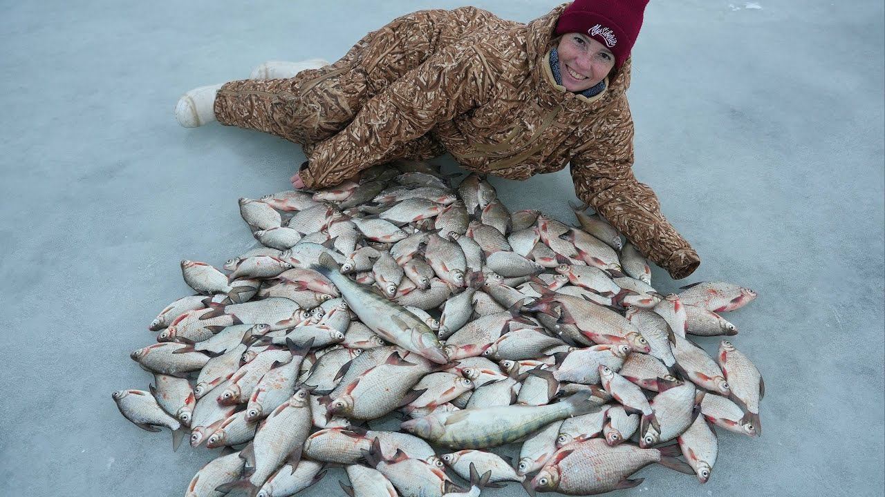 СТОЛЬКО МНОГО РЫБЫ, КУДА?! ВЗЯЛ ЖЕНУ НА РЫБАЛКУ!! Рыбалка по первому льду. Зимняя рыбалка смотреть онлайн