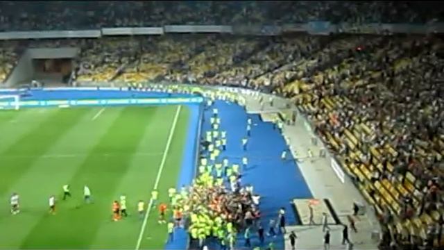 Кубок Украины Финал 2012 Фаны выбегают на поле
