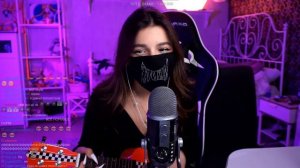 новая песня Амины про чатик: tenderlybae играет на укулеле