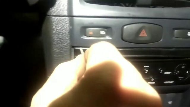 Как быстро снять штатную магнитолу Рено Симбол подручными средствами. смотреть онлайн