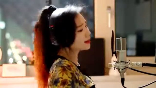 Красивая девушка поёт песню смотреть онлайн