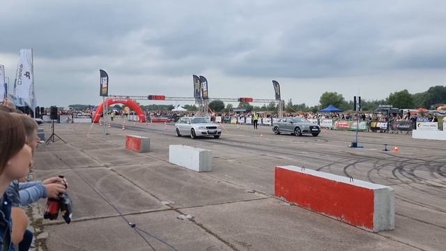 Audi S3 8V vs Audi S6 C4 (AAN) смотреть онлайн