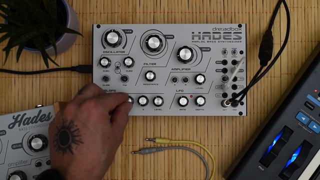 Hades Analog Bass Synthesizer (Reissue) by Dreadbox смотреть онлайн