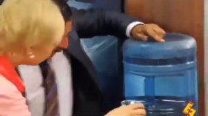 даёшь молодёжь- мужик в офисе ?