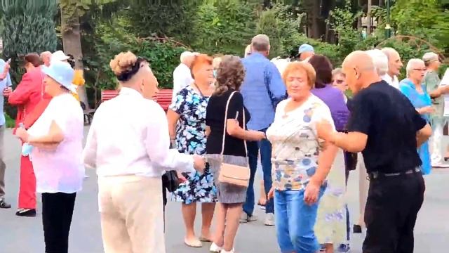 Миллион алых роз Парк Горького Харьков смотреть онлайн