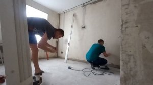 Ставим маяки из штукатурки, что бы уменьшить расход самой штукатурки.