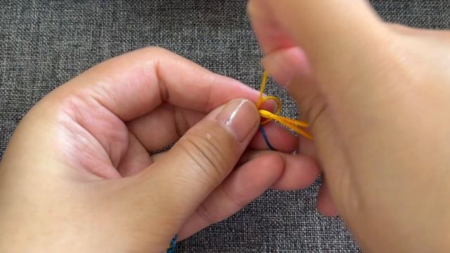 DIY Lark's Head Knot Bracelet | Making Bracelets in 5 minutes | Easy Bracelet Tutorial for Beginner смотреть онлайн