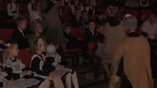 Родители на школьной сцене Одинцовской лингвистической гимназии смотреть онлайн