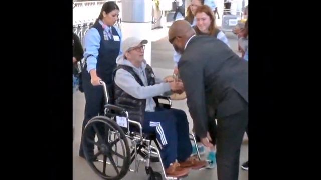 Wheelchair bound Eric Clapton, 71, looks frail as he holds hands with daughter смотреть онлайн