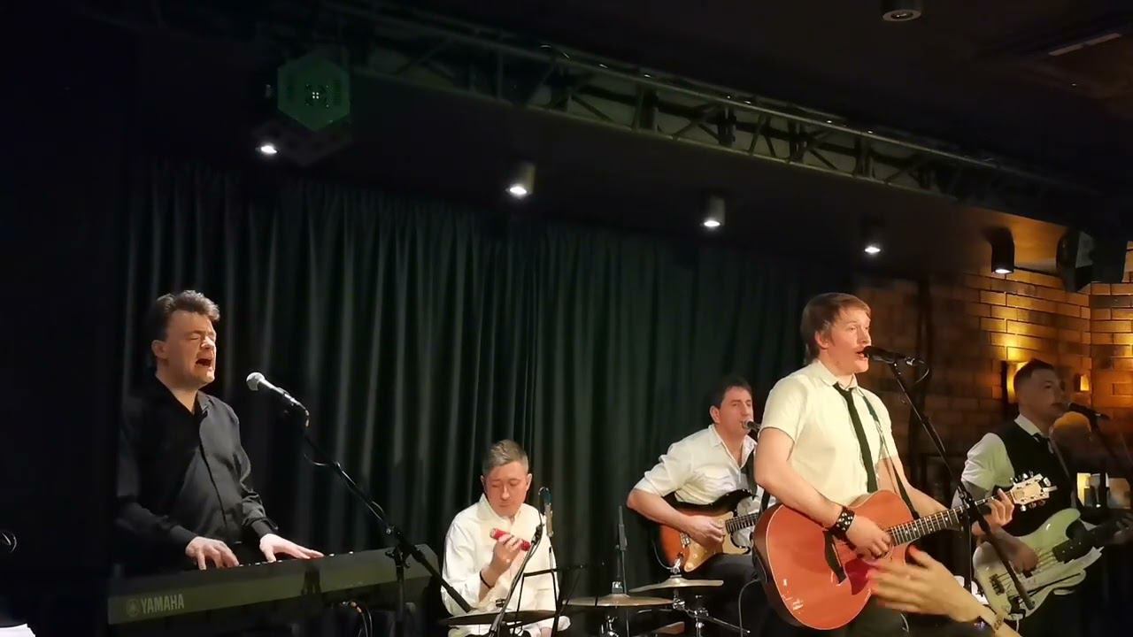 группа Ирония Судьбы исполняет самую романтическую песню "Зеленая карета" Александра Суханова смотреть онлайн