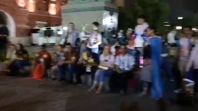 Победу России в игре с Египтом празднуют у Кремля смотреть онлайн