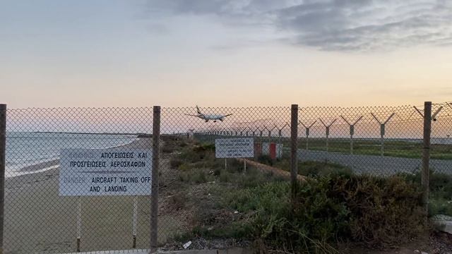Emirates 777-300ER arriving at (LCA) Larnaca Airport. смотреть онлайн