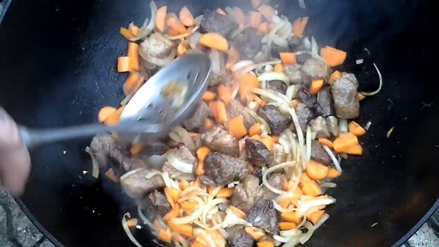Готовим в казане на огне.Мясо с картошкой и голубцы. смотреть онлайн