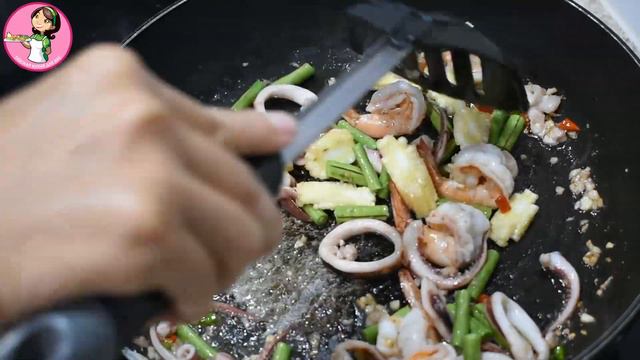 ผัดขี้เมา - называются жарить пьяный Spicy stir fried instant noodle and basil leaves смотреть онлайн
