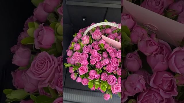 Яркая корзина с пионовидной розой 🌸 смотреть онлайн