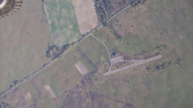 самый смешной парашютист с гаечным ключём