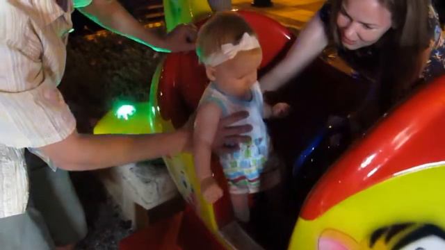 Греция 2014. Даше 11 месяцев, первый раз на оттракционе! смотреть онлайн