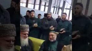 ?Чеченцы делают зикр в аеропорту ?