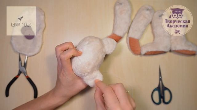 Часть 8 - Пришивание ушей и соединение всех деталей, Шьем мишку-тедди с Ксенией Мороз смотреть онлайн