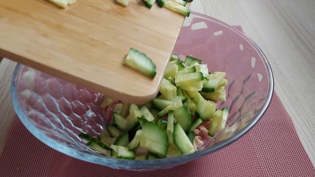 Салат с копченой курицей и корейской моркови