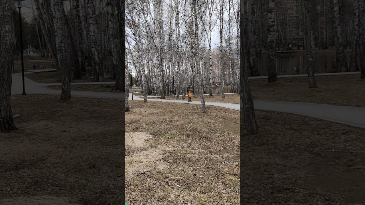 Лёва на самокате.