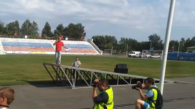 Автомобильно-спортивное шоу в Омске. Трюк - "Кегли". смотреть онлайн
