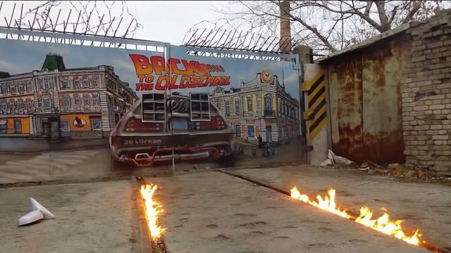 Омский художник нарисовал граффити с машиной времени на московской улице смотреть онлайн