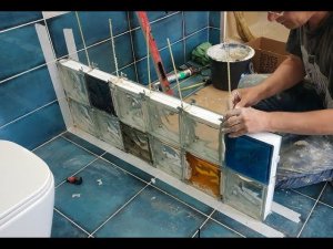 Укладка стеклоблоков в Ванной комнате. Интересный дизайн санузла. Просто, быстро, надежно !