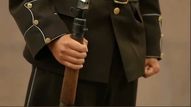 Трудная работа солдат стоящих возле памятника свободы в Риге смотреть онлайн
