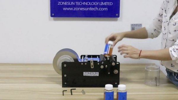 How to use the Manual Round Labeling Machine With Handle For Label Small Bottle Label Machine