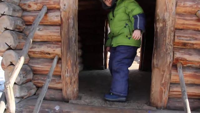 Играем на площадке. Омский зоопарк.Деревянные избушки для детей. смотреть онлайн