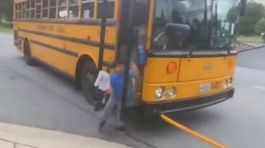 Школьный автобус (смотрите действие водителей и удивляйтесь)