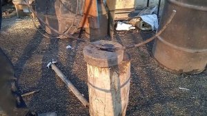 Супер бюджетная бункерная кормушка для свиней из 200-от литровой бочки.