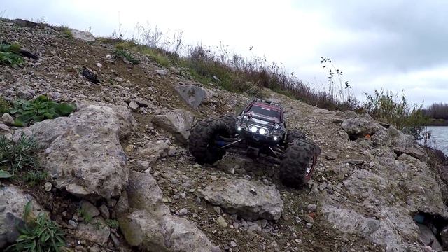 Traxxas Summit против HSP на камнях.