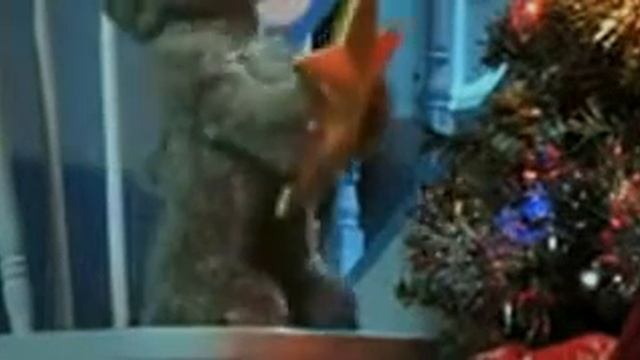 Медвежонок наряжает елку. смотреть онлайн