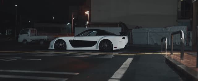 Белая Mazda RX-7 в легендарном боди ките Fortune от Veilside смотреть онлайн